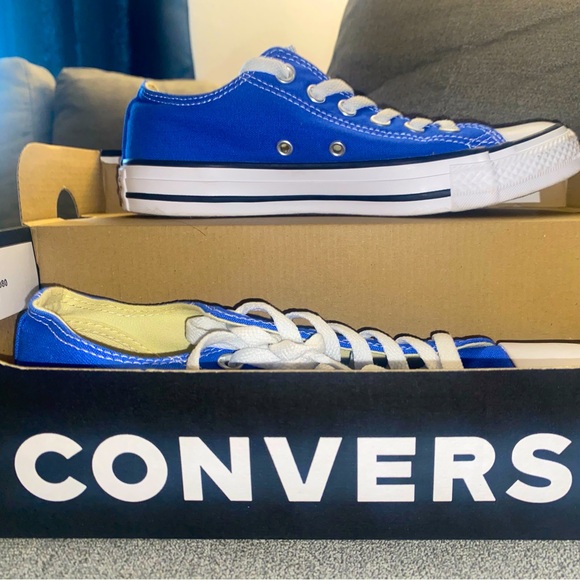 BNWT Chuck Taylor All Star Low- Top Converse . 💙 - Picture 1 of 4